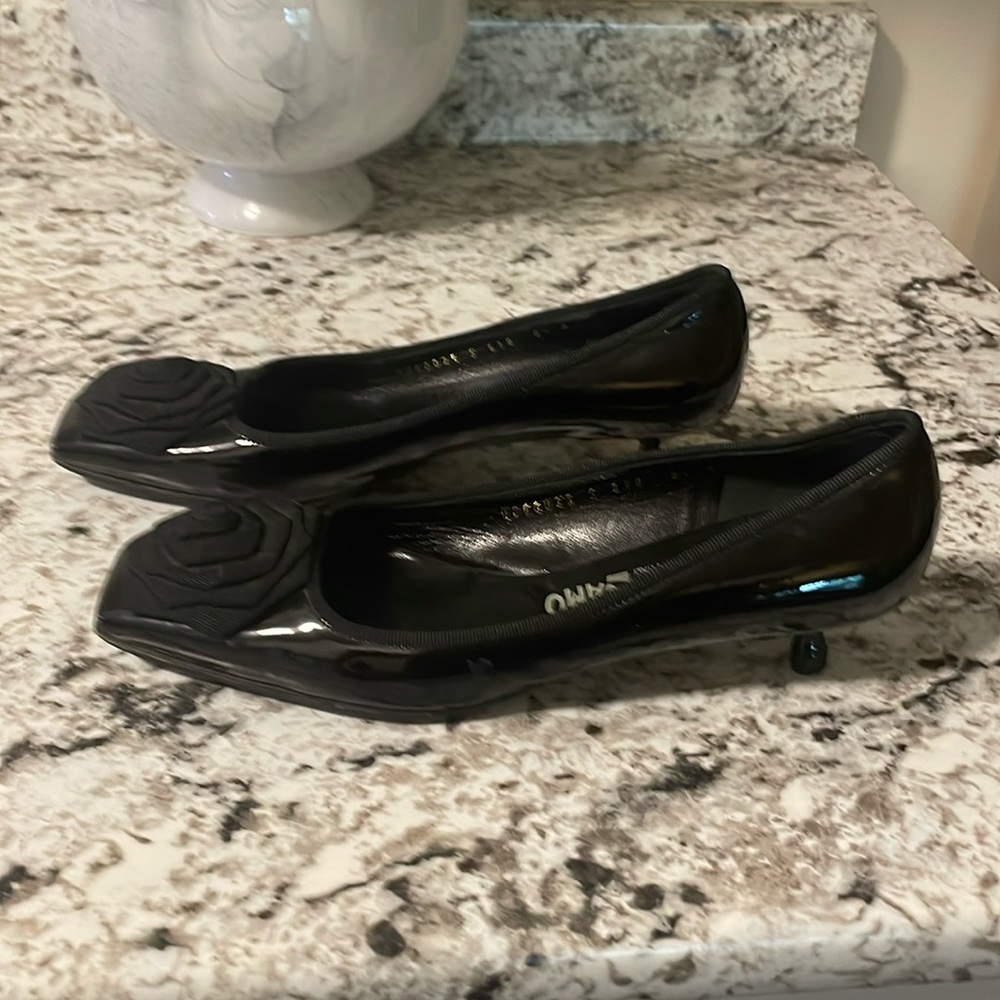 Salvatore FERRAGAMO Patent Taira Flower Kitten Heels